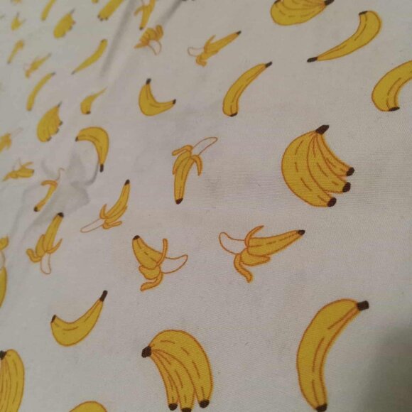 Cotton fabric with banana pattern on white background - Picture 3 of 3